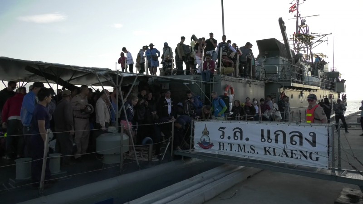 เรือหลวงแกลงนำนทท.173 ชีวิต จากเกาะหมากส่งถึงฝั่งอย่างปลอดภัยทุกคน ผู้ว่าฯรอรับพร้อมให้กำลังใจ (คลิป)