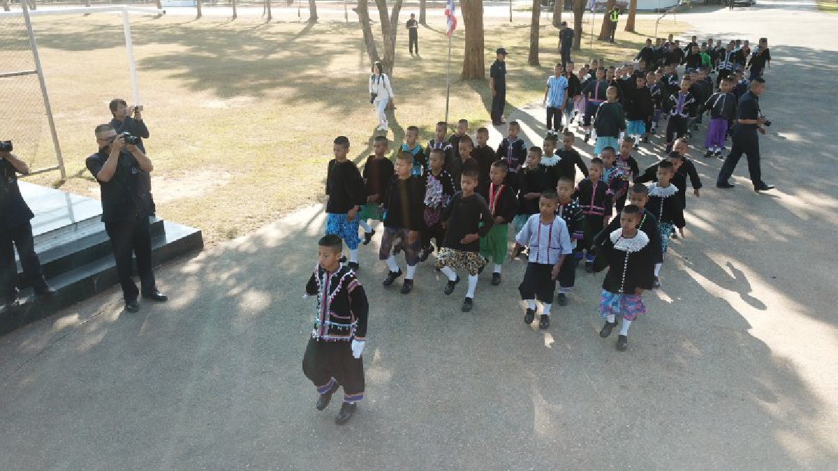ผู้บัญชาการทหารพัฒนาตรวจเยี่ยมโรงเรียนชาวไทยภูเขา นพค.32 สุดปลื้มเด็กโชว์สวนสนาม!