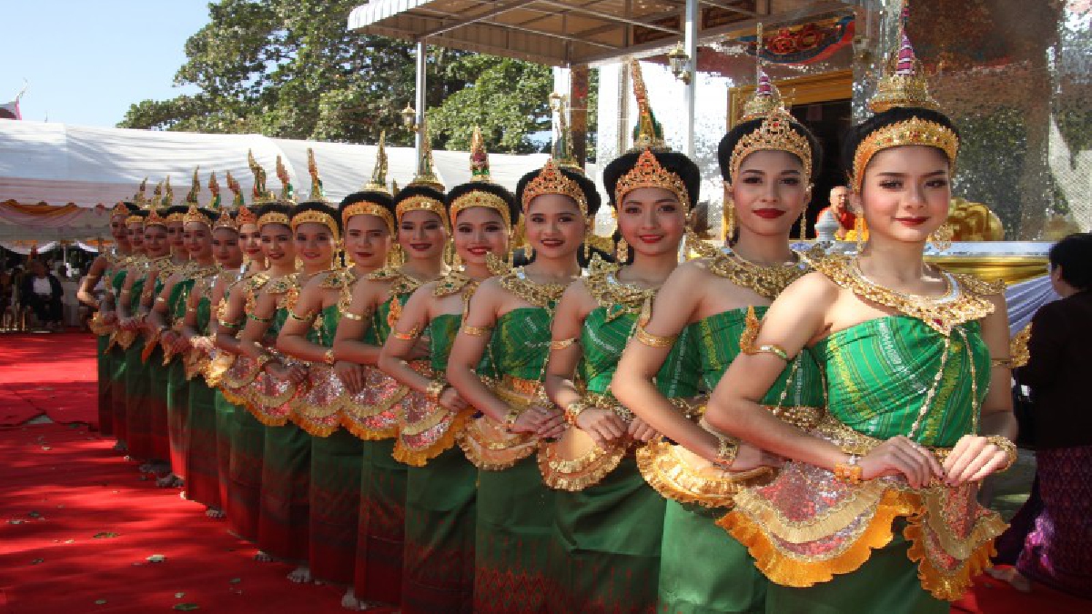 ผู้ใหญ่บ้านกรุงเก่า ขายที่ได้ นำเงินส่วนหนึ่งถวายแก้บนหลวงพ่อโตวัดดาวคะนอง พร้อมนางรำ รำถวายให้ชุดใหญ่ (คลิป)