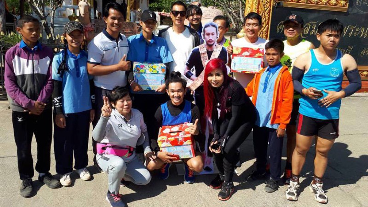 พวกเราทำด้วยใจจริงๆ..!! พี่ตูนวิ่งไม่ผ่านไม่เป็นไร พวกเราขอเป็นอีกแรง ช่วยวิ่งหาเงินสมทบ แถมบริจาคให้อีก 4 รพ. จ.เพชรบูรณ์ (ชมคลิป)