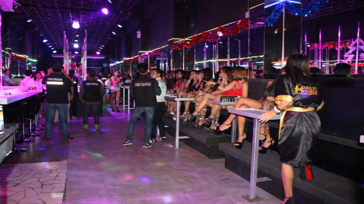 ตรวจเข้ม..!! ปลัดอำเภอบางละมุง โร่ตรวจสอบสถานบันเทิง เมืองพัทยา ช่วงเทศกาลปีใหม่ พบผิดกม.เพียบ (มีคลิป)