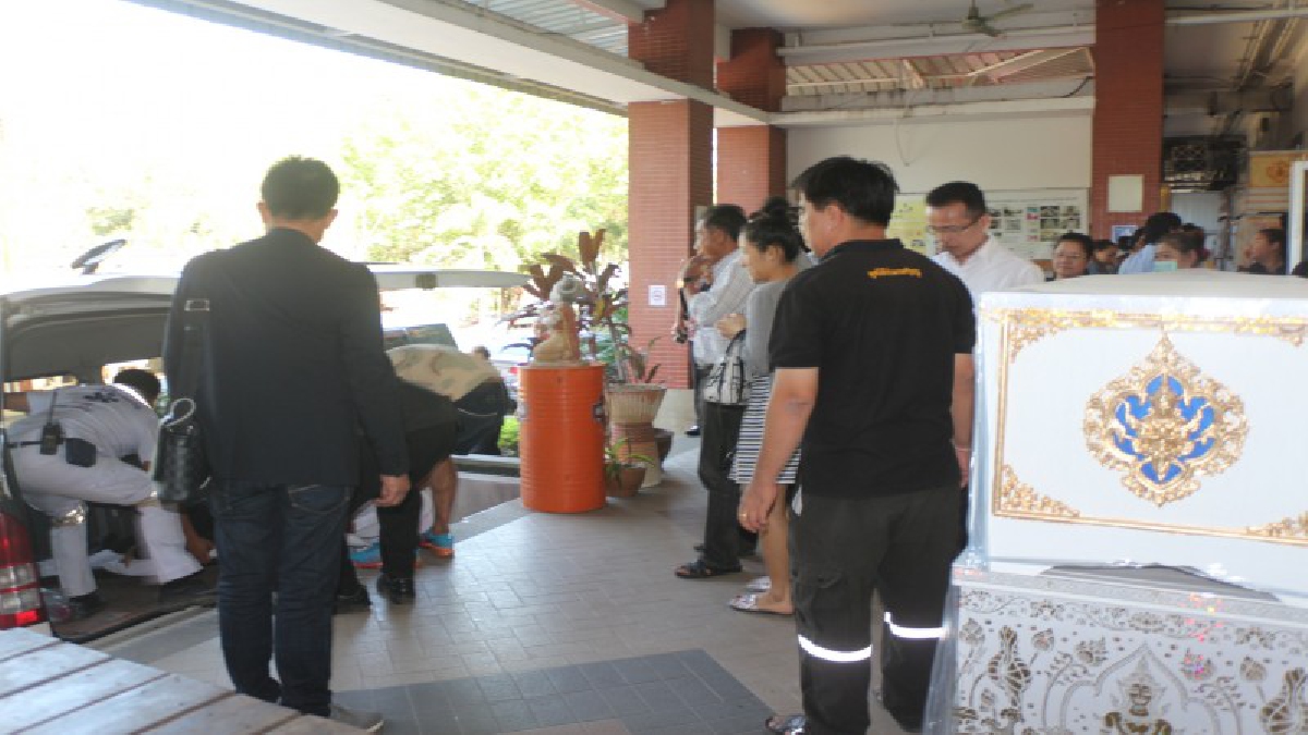 บรรยากาศสุดสลด !! อดีตสส.พรรคประชาธิปัตย์พร้อมภรรยา เดินทางเข้ารับศพลูกชาย เพื่อบำเพ็ญกุศลทางศาสนาต่อไป