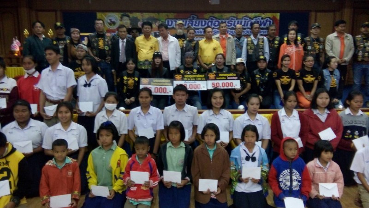 อบจ.ศรีสะเกษ มอบเงินสมทบทุนในการหล่อรูปเหมือนหลวงพ่อมุม เกจิอาจารย์ชื่อดังแห่งอีสานใต้