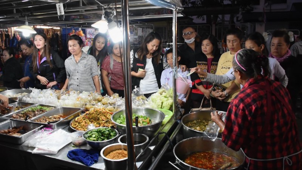 ขายดีถึงกับต้องแจกบัตรคิว !! "กับข้าวป้าเล็กตลาดไนท์วัดบูรณ์ โคราช" คนแน่นร้านตั้งแต่เปิดยันปิด อึ้ง..รายได้/วัน 2 หมื่น