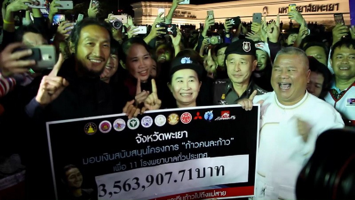 ใครๆก็อิจฉา !! ชาวพะเยานับหมื่น แห่ต้อนรับพี่ตูน บริจาคเงินกว่า 3.5 ล้าน พี่ตูนใจดีมอบเงินทุนการศึกษาน้องๆ แต่มี 1 คนได้กอดตูนเต็มๆ (มีคลิป)