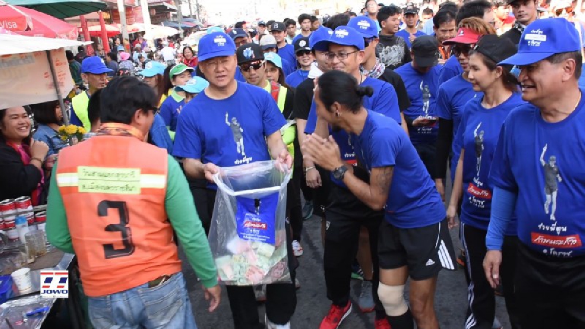 วิ่งซิครับรออะไร..!! ชาวโคราชร่วมใจวิ่ง "ก้าวคนละก้าว" เพื่อรับบริจาคเงินสมทบช่วย "ตูน Bodyslam" มียอดบริจาคไม่ต่ำกว่า 3 ล้านบาทแล้ว (คลิป)