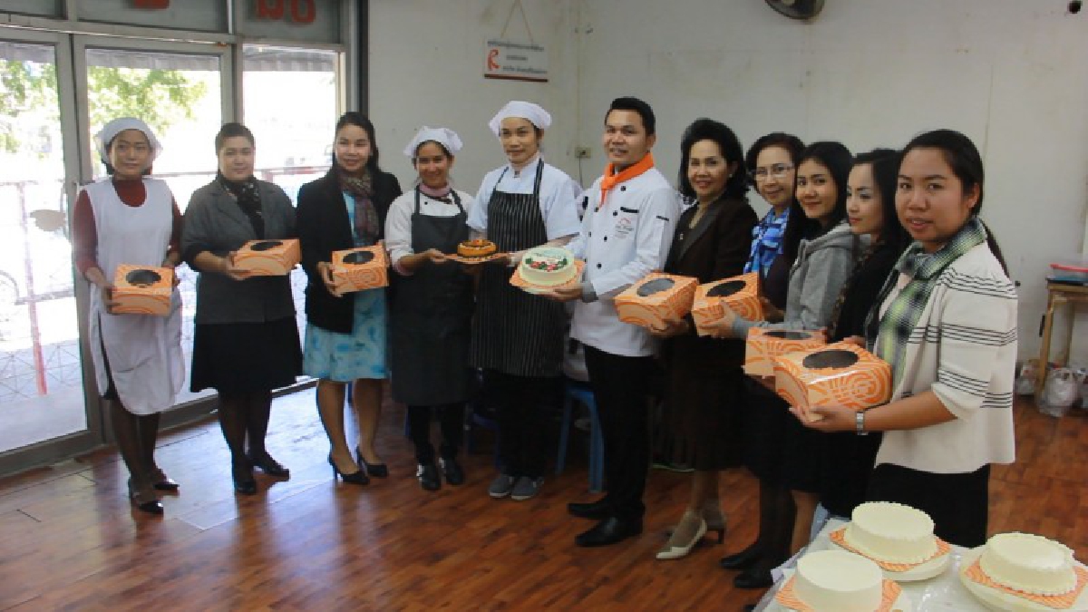 ถูกและดี !! อาชีวศึกษาอุดรฯ ทำเค้กและคุกกี้ออกจำหน่ายรับเทศกาลวันคริสต์มาส และปีใหม่ ทั้งอร่อยและถูกกว่าท้องตลาดแน่นอน