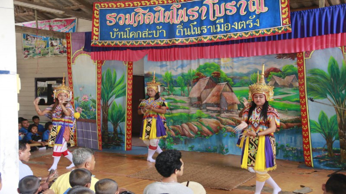 ประธานคณะกรรมการบ้านมโนราห์ !! เปิดศูนย์เรียนรู้การแสดงมโนราห์ตำบลโคกสะบ้า สืบสานศิลปะอันเป็นเอกลักษณ์ของปักษ์ใต้มาแต่โบราณ