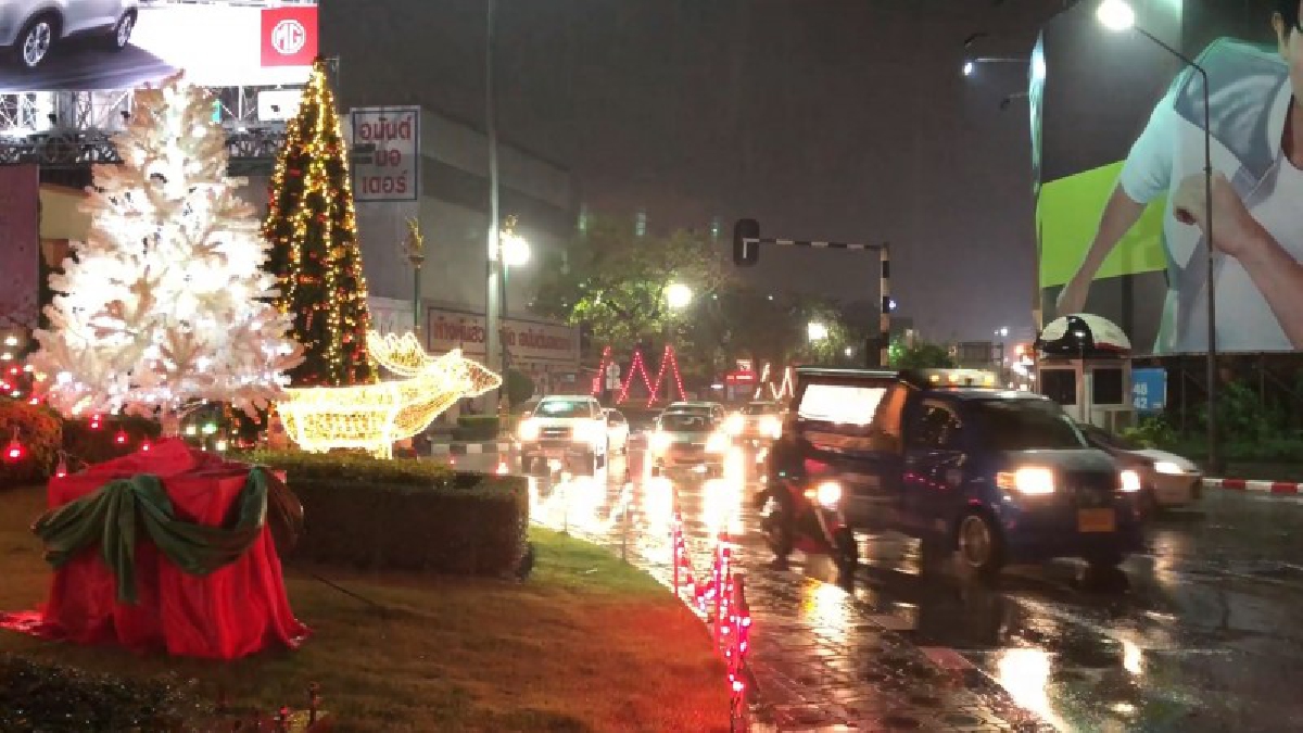 บรรยากาศในย่านการท่องเที่ยวใจกลางเมือหาดใหญ่ ถูกประดับตกแต่งด้วยไฟแสงสีอย่างสวยงาม ต้อนรับเทศกาลคริสต์มาสและปีใหม่!??