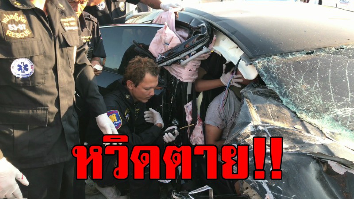 #เละทั้งถนน!??? เก๋งซิ่งเสียหลัก ลอยข้ามเลนชนรถขนหมูบนสะพาน รถพังยับ คนขับสาหัสปางตาย!!