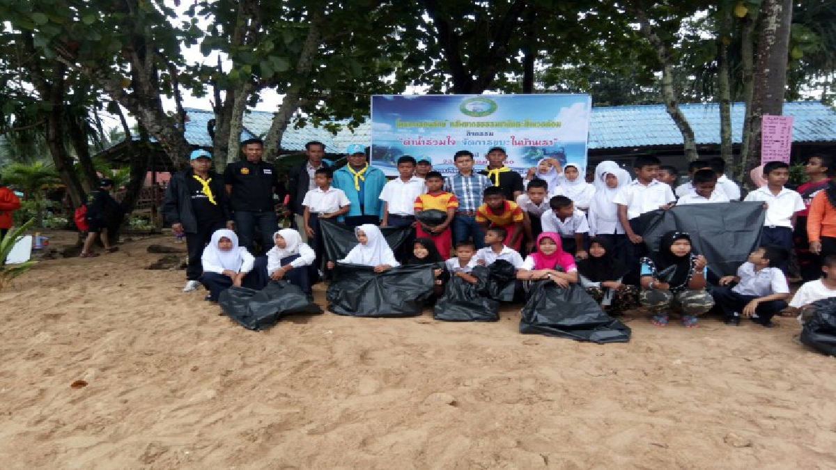 ระดมจิตอาสา 4 หมู่บ้านกว่า 500 คน ช่วยเก็บขยะริมชายหาด และดำน้ำเก็บขยะใต้ทะเล เกาะลิบง ได้ขยะกว่า 420 กก. (มีคลิป)