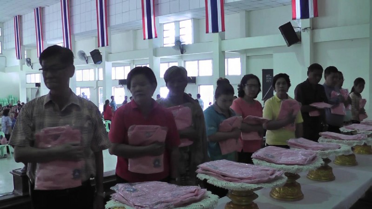 ชมรมคนรักในหลวงจังหวัดเพชรบูรณ์ จัดพิธีมอบเสื้อสัญลักษณ์ชมรมคนรักในหลวง จำนวน 262 คน (มีคลิป)