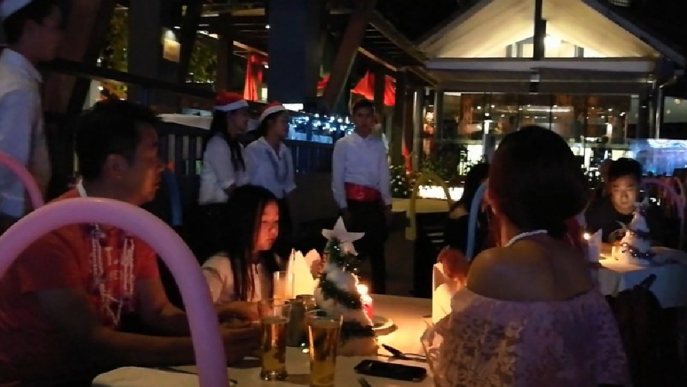 กระบี่..!! คริสต์มาสอ่าวนางคึกคัก นักท่องเที่ยวชาวไทย-ต่างชาติ ร่วมฉลองตามชายหาดและโรงแรมที่พัก (มีคลิป)