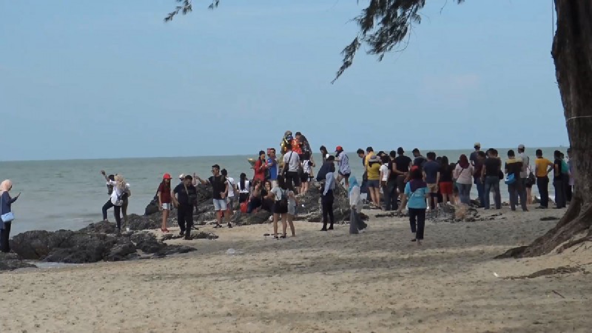 ท่องเที่ยวสงขลาคึกครื้น !! นทท.หลั่งไหล่เยี่ยมชมบรรยากาศบริเวณแหลมสมิหลาตลอดทั้งวัน รับเทศกาลคริสต์มาสและปีใหม่