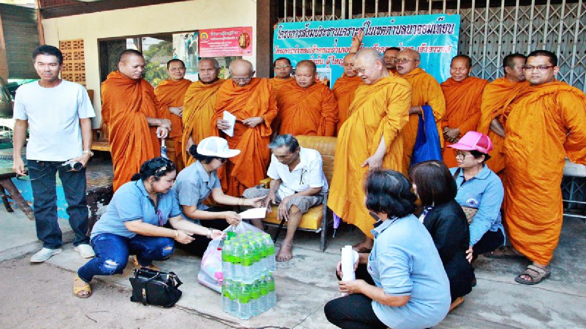พระภิกษุสงฆ์ อ.สัตหีบ !! ร่วมเดินบริจาคสิ่งของ ช่วยผู้ป่วยติดเตียง ผู้สูงวัยและผู้ยากไร้ ในโครงการสังฆประชานุเคราะห์