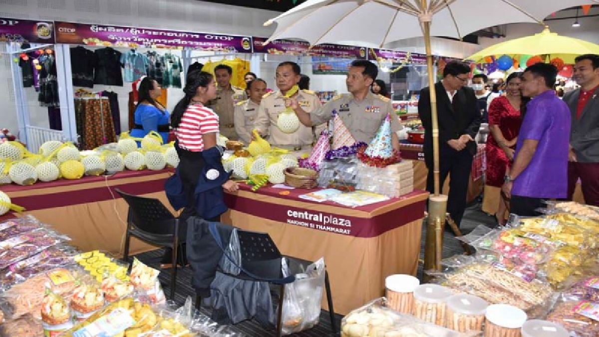 OTOP วิถีคนฅอน !! เมืองคอนจัดงาน OTOP ของขวัญปีใหม่ กินดี อยู่ดี วิถีคนฅอน ประจำปี 2561 เพื่อกระตุ้นเศรษฐกิจและเพิ่มรายได้ให้กับผู้ผลิต OTOP