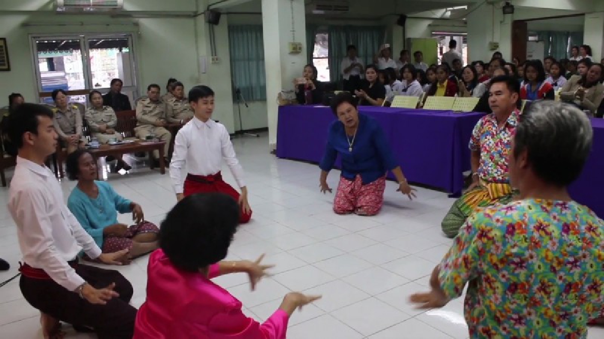 วัฒนธรรมอ่างทอง จัดอบรม"การแสดงรำโทน" ปลูกฝังเยาวชนรู้คุณค่าวัฒนธรรม (มีคลิป)