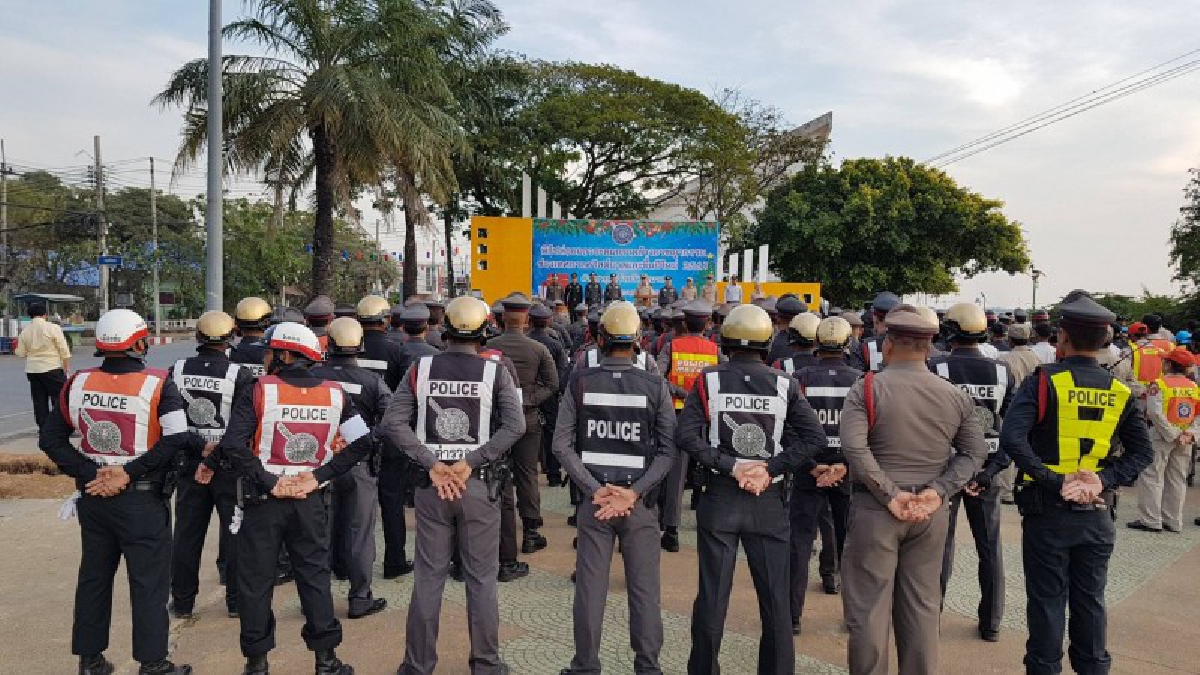 ตำรวจชัยนาท ปล่อยแถวระดมกำลังกวาดล้างอาชญากรรม ป้องกันเหตุช่วงปีใหม่ เดินรณรงค์ให้ประชาชนตื่นตัวช่วยป้องกันเหตุ