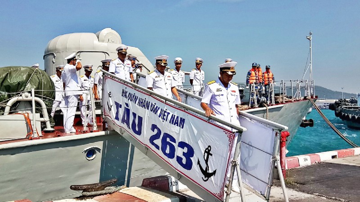 ทหารเรือไทย-เวียดนามพบปะชื่นมื่น ในโอกาสเยือนเมืองท่าประเทศไทย (ชมคลิป)