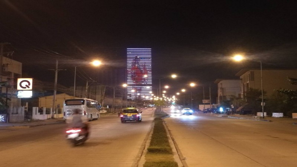 สีสันแจ่มว้าว..!! คอนโดหรูเมืองพัทยา ไอเดียเจ๋ง ประดับไฟเปิดรูปวันคริสต์มาส สร้างความประหลาดใจแก่นทท. (มีคลิป)