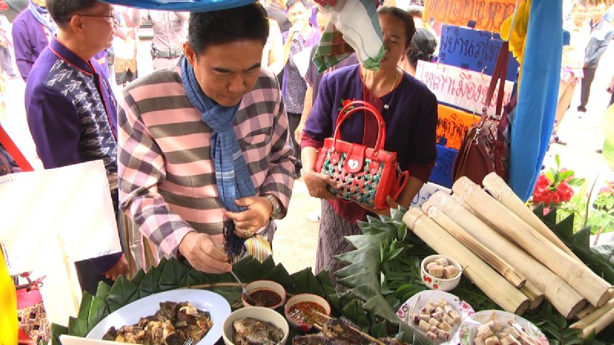 ชาวโคกหินแฮ่ จ.นครพนม จัดงานข้าวหลามใหญ่ ปิ้งไก้แซบ ชูวีถีชีวิตพื้นบ้านดึงดูดการท่องเที่ยว (มีคลิป)