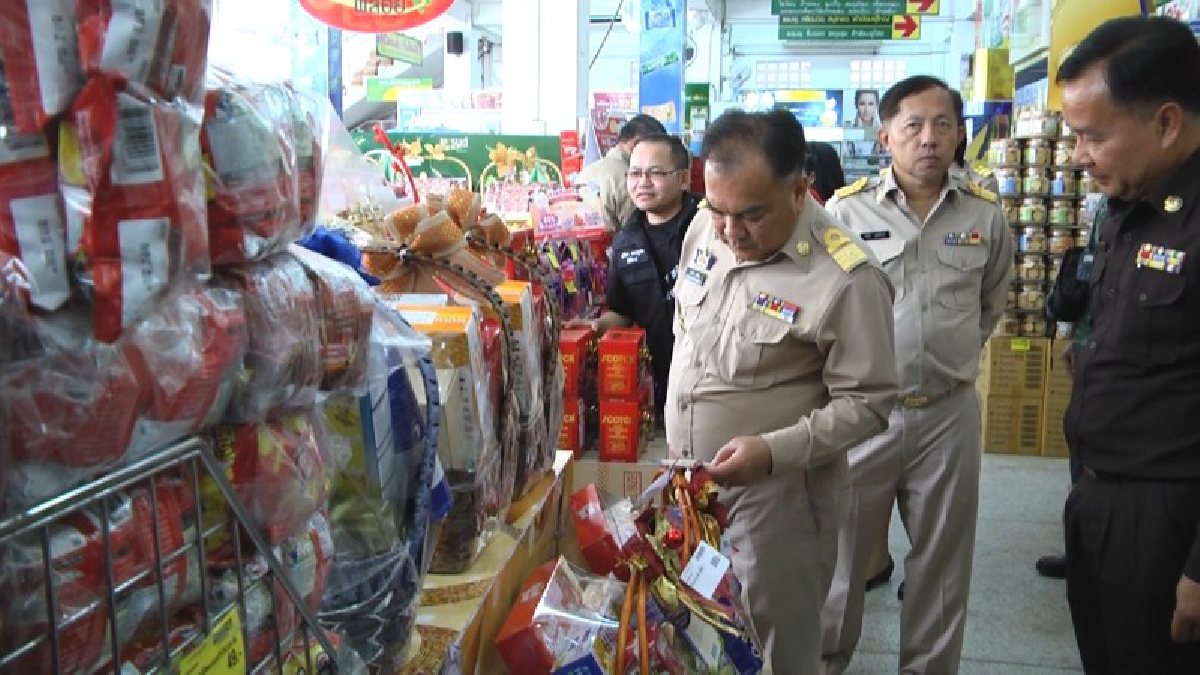 รองผู้ว่าฯนครพนม นำทีมตรวจกระเช้าของขวัญ รับคริสต์มาสและปีใหม่ 2561 ย้ำติดป้ายแสดงรายการและราคา (มีคลิป)