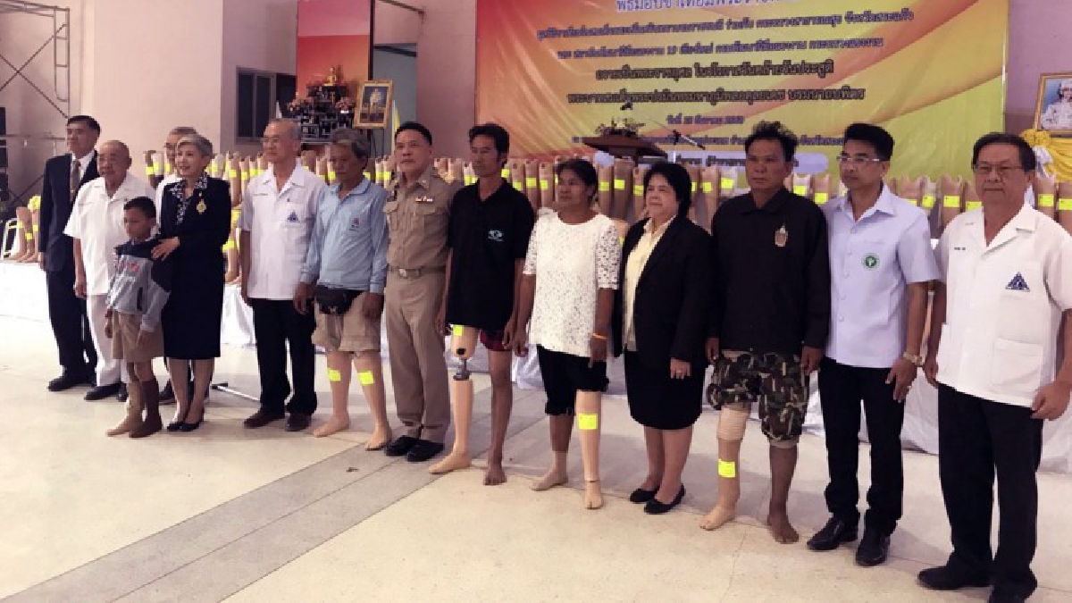 มูลนิธิขาเทียมฯ ร่วมกับกระทรวงสาธารณสุขและหน่วยงานพัฒนาฝีมือแรงงานฯ จัดทำ-มอบขาเทียมพระราชทานถวายเป็นพระราชกุศลฯ ในหลวงรัชกาลที่ 9