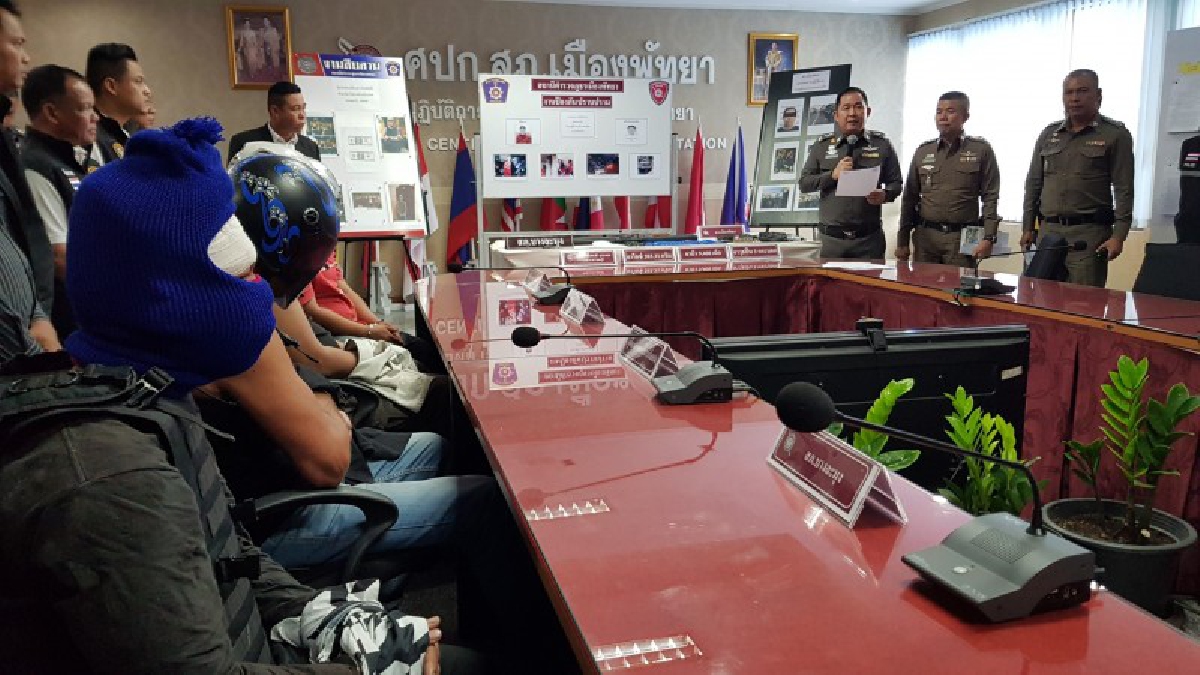 โชว์ผลงานกวาดล้างอาชญากรรมช่วงปีใหม่ !! ตร.ชลบุรีสุดเจ๋ง รวบพ่อค้ายานรก 3 รายรวด พร้อมยึดทั้งยาบ้า ยาไอซ์และอาวุธปืนอีกเพียบ (มีคลิป)