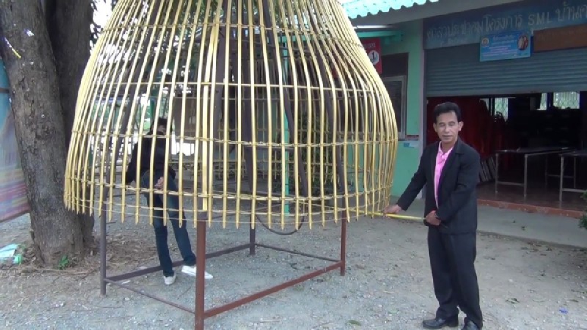 ฮือฮา !! กำนัน ชาวบ้านร่วมกันสานสุ่มปลาสีทองและลอบดักปลาสีเงินยักษ์ ตั้งโชว์เด่นไว้ริมถนน หวังเผยแพร่เครื่องมือจับปลาในอดีต