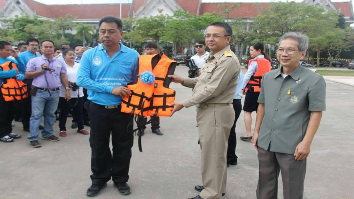 ผวจ.สุราษฎร์ธานีร่วมปล่อยขบวนเจ้าหน้าที่สำนักงานบริหารจัดการทรัพยากรทางทะเลในช่วงเทศกาลปีใหม่