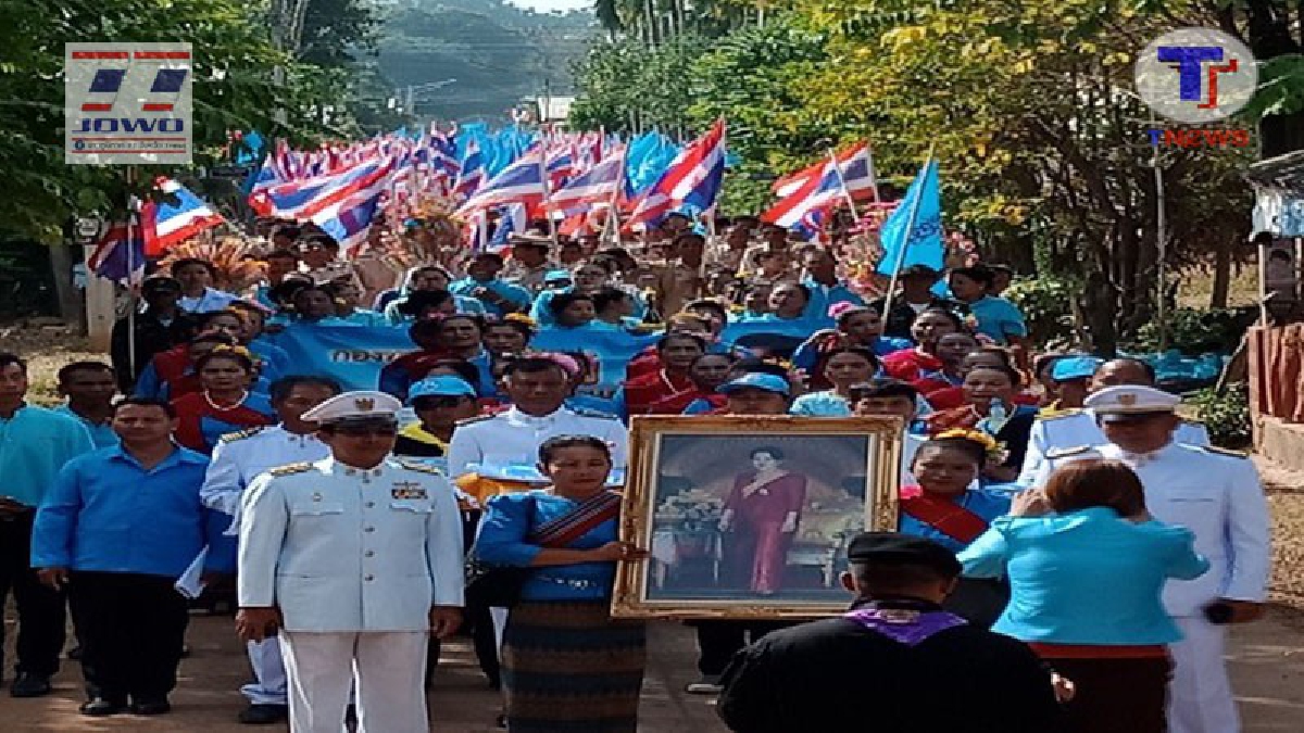 ศรีสะเกษ !! ชาวกันทรลักษ์กว่า 2,000 คน แห่เงินกองทุนแม่ของแผ่นดินเงินขวัญถุงพระราชทานจากสมเด็จพระบรมราชินีนาถ (คลิป)