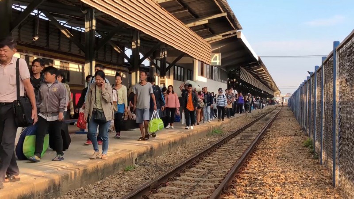 #เทศกาลแห่งการเดินทาง!! รถไฟสายใต้ การเดินทางเริ่มหนาแน่น คนทยอยเดินทางกลับบ้านในช่วงปีใหม่..!??
