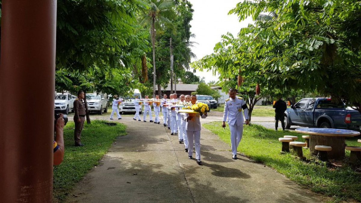 สมเด็จพระเจ้าอยู่หัวฯ พระราชทานพวงมาลาหลวงหน้าหีบศพเจ้าหน้าที่อาสาสมัครทหารพราน 49 ที่เสียชีวิตจากสถานการณ์ความไม่สงบ