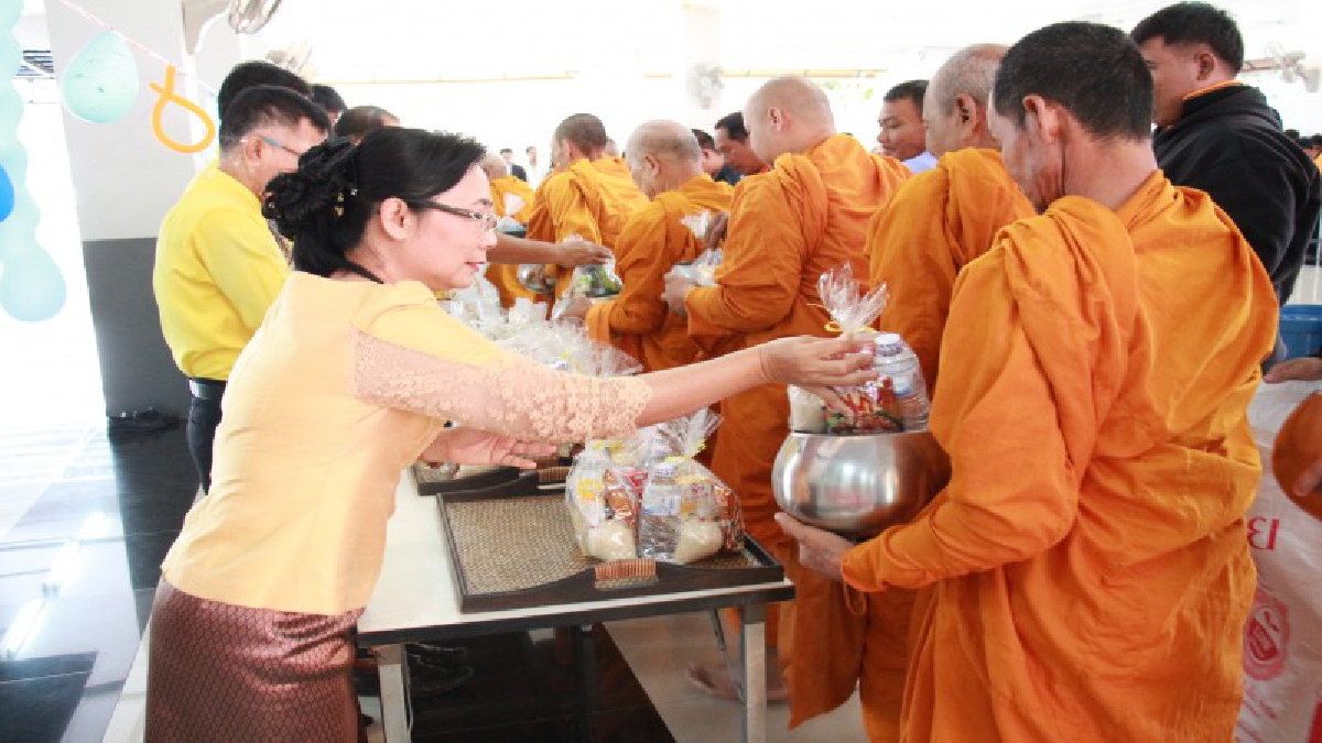 สารพัดช่างสระบุรี !! จัดพิธีทำบุญตักบาตร ข้าวสาร อาหารแห้ง ส่งท้ายปีเก่าต้อนรับปีใหม่