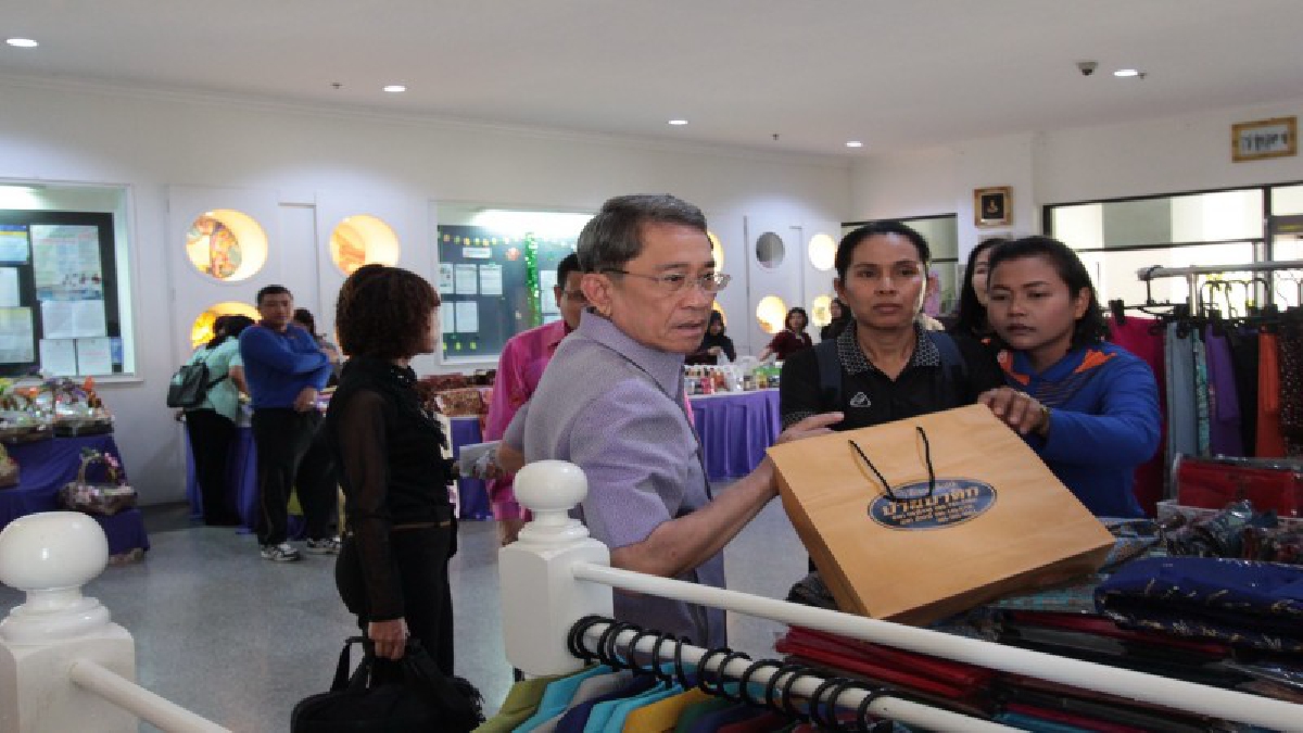 นราธิวาส..!! ประชาชนแห่เลือกซื้อสินค้า OTOP กันอย่างคึกคัก ส่งมอบของขวัญในเทศกาลปีใหม่ (มีคลิป)