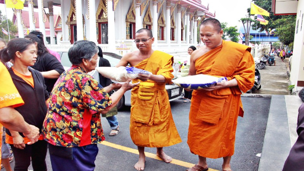 ทำทานบรรเทาทุกข์ !! พระครูเกษมกิตติโสภณ (อาจารย์จ่อย) บริจาคข้าวสารอาหารแห้งให้ประชาชนผู้ตกทุกข์ได้ยาก ในโอกาสวันคล้ายวันเกิด