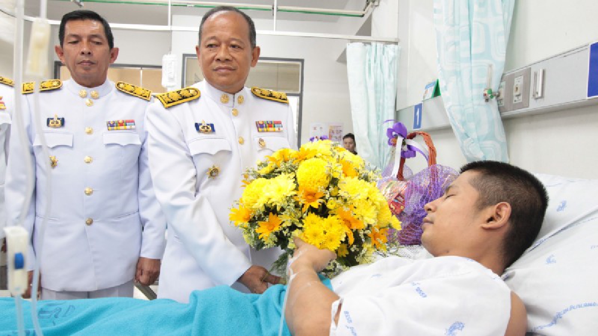 สมเด็จพระเจ้าอยู่หัว พระราชทานดอกไม้และตะกร้าเยี่ยม ทหารพราน 49 ที่ได้รับบาดเจ็บจากเหตุคนร้ายกราดยิงในพื้นที่ อ.ศรีสาคร
