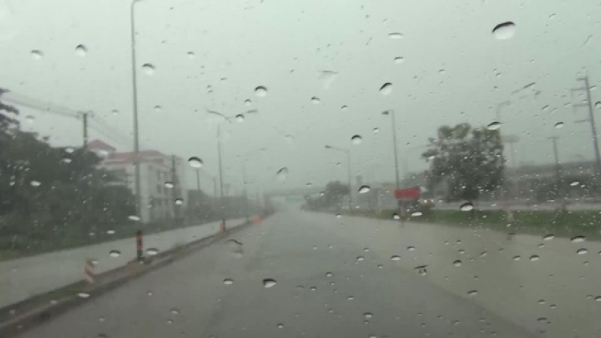 ลำปางเจอฝนหลงฤดูทั้งวัน..!! ทั้งชุ่มฉ่ำ และหนาวเย็นต่อเนื่อง โดยไม่มีแสงแดดส่องลงมา..!??