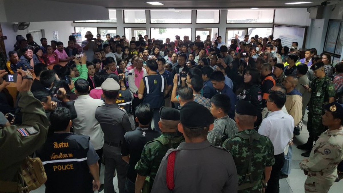 แฟนบอลชัยนาทฮอร์นบิลกว่า 200 คน บุกร้องผู้ว่าฯ จี้สอบปลัด อบจ. หลังสั่งตัดน้ำ-ตัดไฟ-ล็อคส้วมในสนาม ขณะมีแข่งขันฟุตบอลเยาวชน
