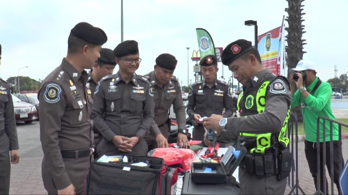 บุรีรัมย์ ขยายพื้นที่ตำรวจทางหลวงเปลี่ยนไฟท้ายให้ชาวบ้านป้องกันอุบัติเหตุ