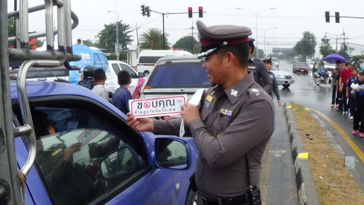 อ่างทอง !! ผู้การฯนำตำรวจลุยสายฝนรณรงค์ความปลอดภัย   โครงการ &ldquo;ประชารัฐร่วมใจ ดูแลความปลอดภัยบ้านประชาชน (มีคลิป)