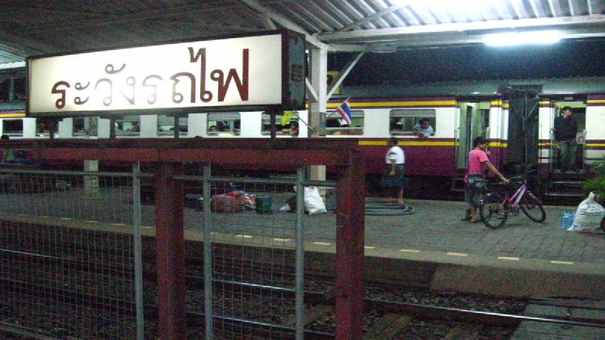 นายสถานีรถไฟนครราชสีมา เผยตั๋วโดยสารช่วงปีใหม่นี้ ถูกจองจนเต็มข้ามปีแล้ว (มีคลิป)
