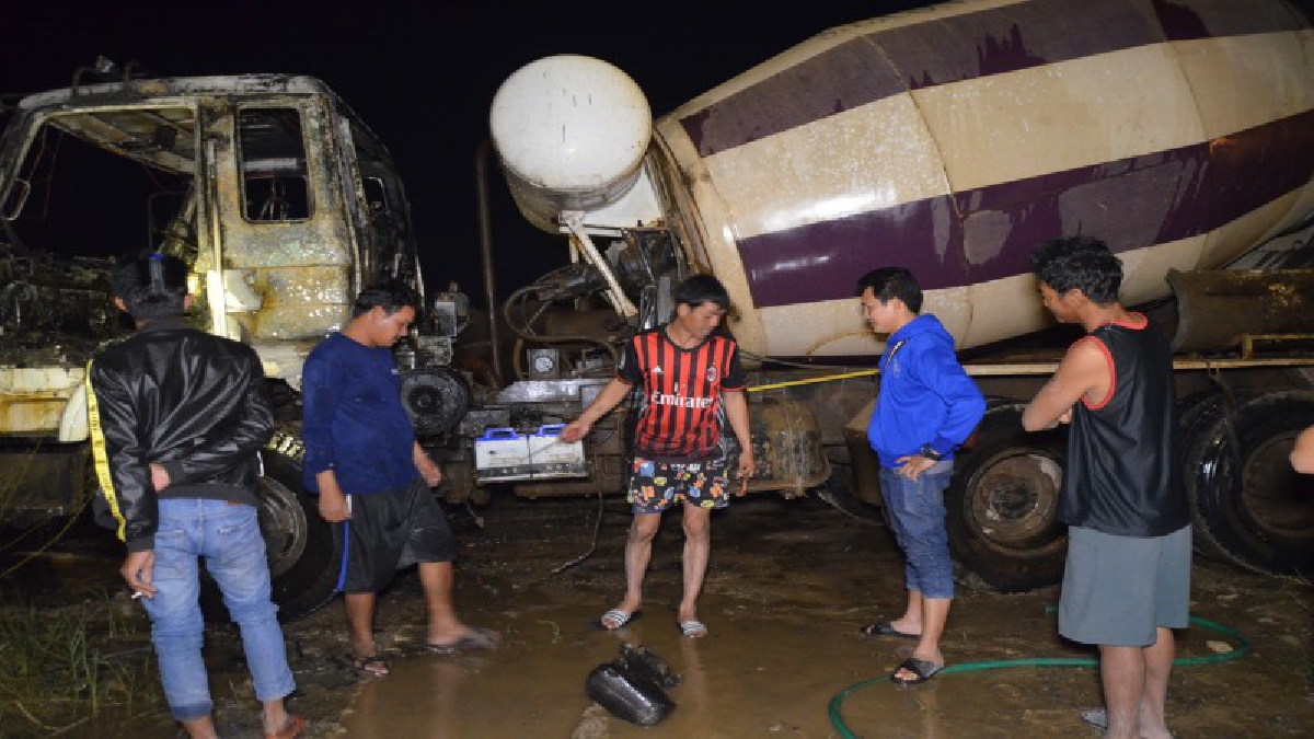 ไฟปริศนาลุกท่วมรถบรรทุกปูนเสียหาย เกือบทั้งคัน
