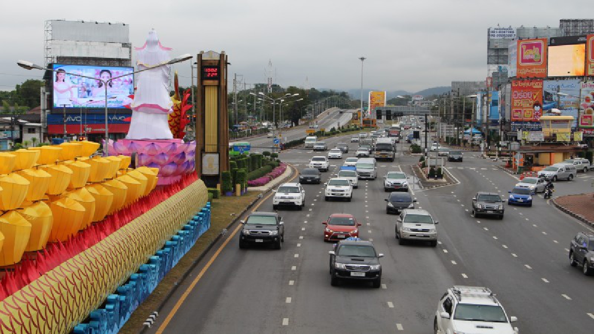 ประชาชนเริ่มทยอยเดินทางกลับส่งผลการจราจรที่นครสวรรค์เริ่มหนาแน่นเหตุซ่อมทางล่าช้า