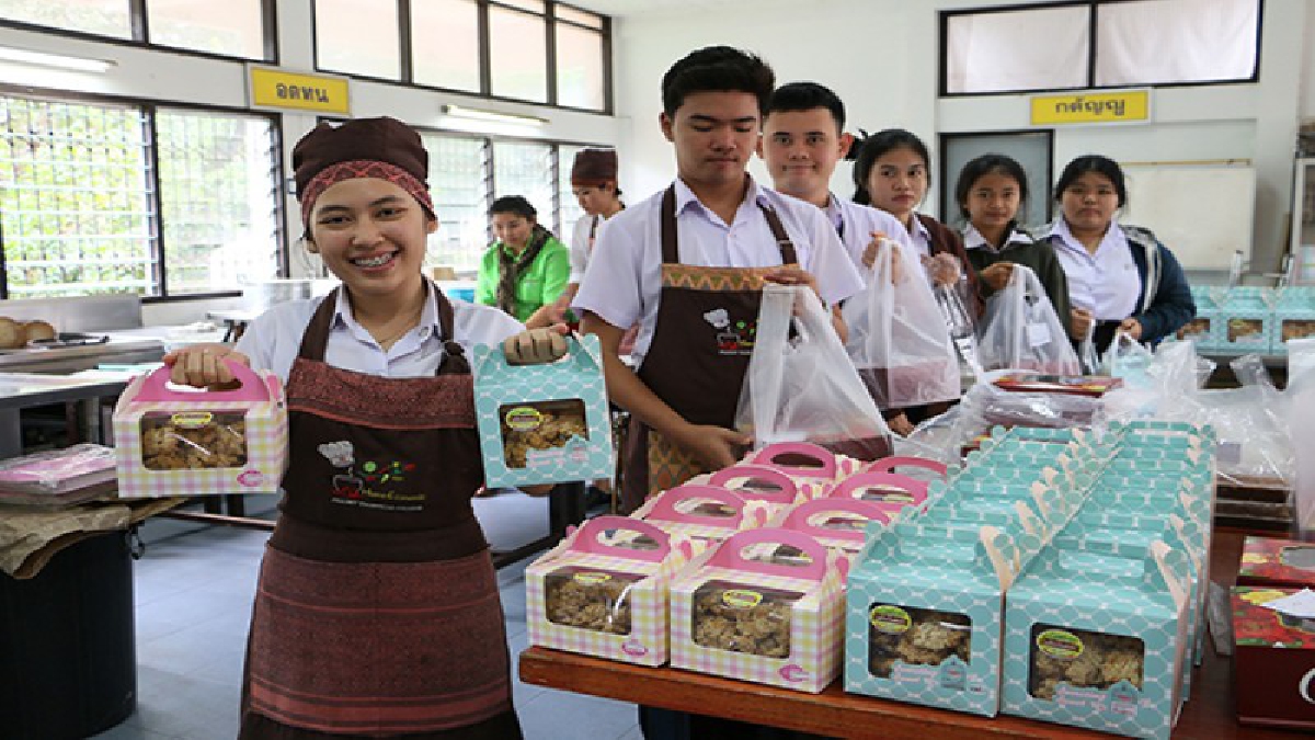 ของอร่อยของฝากเทศกาลปีใหม่!นักศึกษาอาชีวะวัยใสรวมตัวลงหุ้นทำขนมเค้กเนยสดออกขายหาเงินเป็นทุนการศึกษาลูกค้าสั่งจองเพียบ