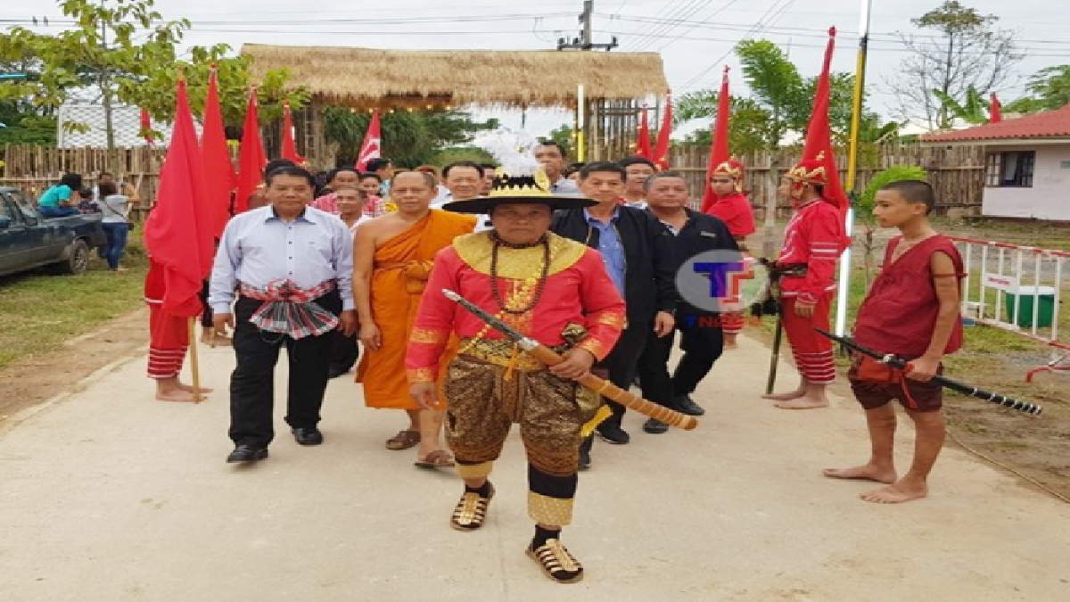 วิถีชีวิตดั้งเดิม !! ระยอง บวงสรวงพระเจ้าตาก พร้อมจัดงานสืบสานวัฒนธรรมประเพณีใช้เบี้ยหอยแทนเงิน (มีคลิป)