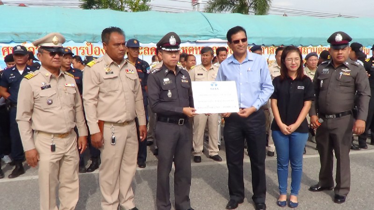 สภ.บ่อวิน ร่วมกับฝ่ายปกครองอำเภอศรีราชาและภาคเอกชนในพื้นที่ เปิดจุดบริการประชาชนป้องกัน-ลดอุบัติเหตุทางถนน7วันอันตราย เทศกาลปีใหม่ (มีคลิป)