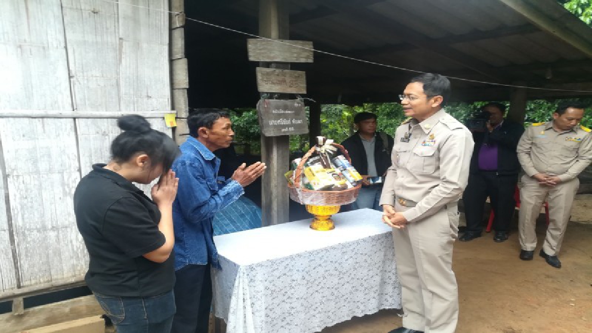 ในหลวง ร.10 ทรงพระกรุณาโปรดเกล้าฯ ตระกร้าสิ่งของพระราชทานมอบให้กับครอบครัวของอาสาสมัครทหารพรานพลทหารกำจร คันมา สละชีพเพื่อชาติ