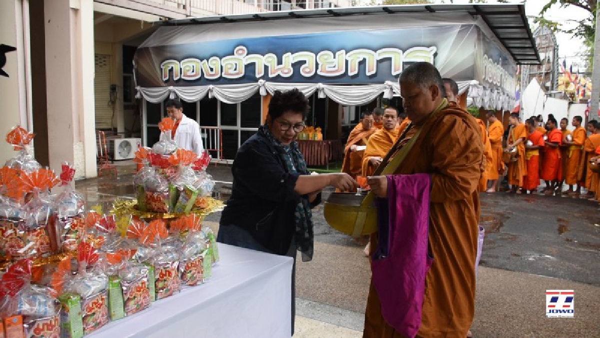 นายก อบจ.โคราช นำข้าราชการ พนักงานและลูกจ้าง ร่วมทำบุญตักบาตรและถวายภัตตาหารเพลแด่พระภิกษุสงฆ์ เนื่องในวันขึ้นปีใหม่ 2561