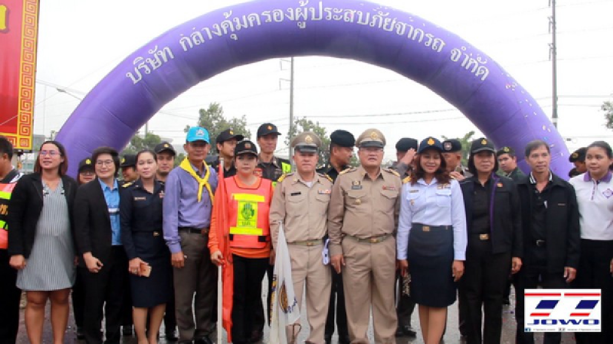 พ่อเมืองกราบหลวงปู่ไต้ฮงกงถือฤกษ์ชัย รณรงค์ลดและป้องกันอุบัติเหตุน้อยลงไม่มีผู้เสียชีวิตปีใหม่แจกพระผสมแร่เหล็กน้ำพี้กันเหนียวให้เจ้าหน้าที่